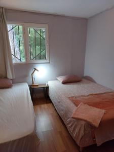 1 dormitorio con 2 camas y ventana en Mommy Farm home, en Beldibi