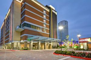 休斯顿Home2 Suites At The Galleria的一座前面有招牌的大楼
