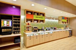 Home2 Suites At The Galleria的厨房或小厨房