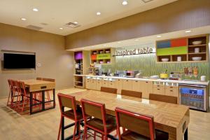 Home2 Suites At The Galleria的电视和/或娱乐中心