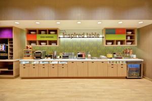 Home2 Suites At The Galleria的厨房或小厨房