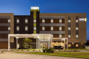 ein Bürogebäude mit einem Krankenhaus in der Unterkunft Home2 Suites by Hilton Houston Stafford - Sugar Land in Stafford