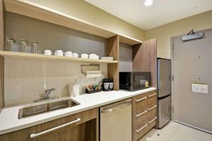 Home2 Suites At The Galleria的厨房或小厨房