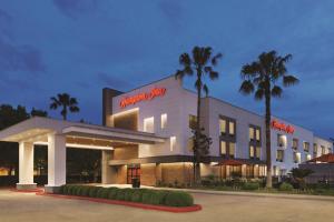 un hotel con un cartel en la parte delantera en Hampton Inn - Houston/Brookhollow, en Houston