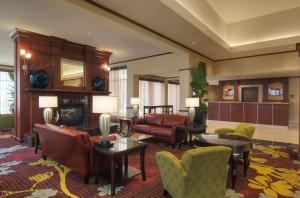 uma sala de estar com mobiliário e uma lareira em Hilton Garden Inn Houston-Pearland em Pearland