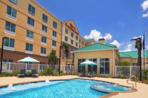 um hotel com piscina em frente a um edifício em Hilton Garden Inn Houston-Pearland em Pearland