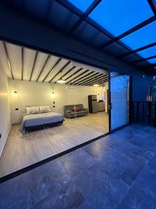 1 dormitorio grande con 1 cama en una habitación en Glamping La Montañita, en Medellín