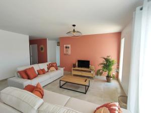 Afbeelding uit fotogalerij van Logement entier climatisé - piscine privée et chauffée 7 personnes, 3 chambres in Joyeuse +29 foto's