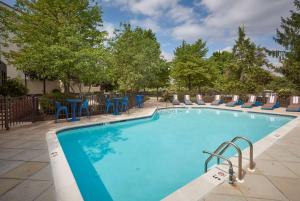 una gran piscina con sillas y una mesa en Hampton Inn by Hilton Harrisburg West en Mechanicsburg