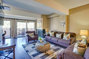 Un lugar para sentarse en Family-Friendly Avalon Penthouse with Ocean View!