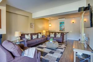 Zona de estar de Family-Friendly Avalon Penthouse with Ocean View!