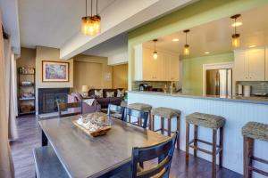 cocina y sala de estar con mesa y sillas en Family-Friendly Avalon Penthouse with Ocean View!, en Avalon
