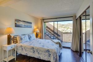 1 dormitorio con 1 cama y balcón en Family-Friendly Avalon Penthouse with Ocean View!, en Avalon