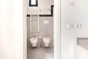 uma casa de banho com um WC e um bidé em Hotel Villa Argia Rimini Marina Centro em Rimini