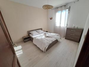 A bed or beds in a room at T2 à 2min du centre +parking