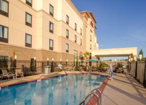 una piscina frente a un hotel en Hampton Inn & Suites Huntsville, en Huntsville