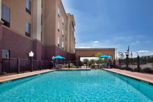 une piscine en face d'un bâtiment dans l'établissement Hampton Inn & Suites Morgan City, à Morgan City