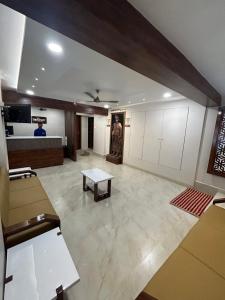 sala de estar amplia con sofá y mesa en Hotel Darshan Grand, en Kolhapur