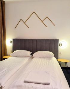 Nort Inn في تاو بيسترا: غرفة نوم بسرير كبير مع وسادتين