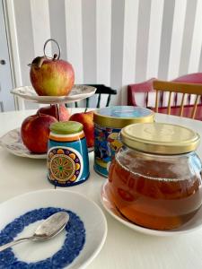 une table avec des pommes et un bocal de miel dans l'établissement Eklinds Rum och Trädgård, à Göteborg