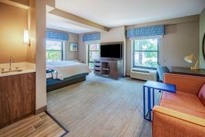 una camera d'albergo con letto e TV di Hampton Inn Wilmington-Medical Park a Wilmington