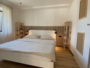 ein Schlafzimmer mit einem großen weißen Bett mit weißer Bettwäsche in der Unterkunft Ferienwohnung Natters - Your vacation base in Innsbruck
