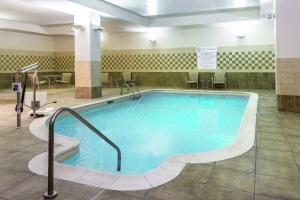 a large swimming pool in a hotel room at Hilton Garden Inn Indianapolis Downtown in Indianapolis