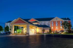 een hotel met een parkeerplaats ervoor bij Hilton Garden Inn Indianapolis Northeast/Fishers in Fishers