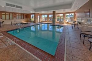 una grande piscina nella hall dell'hotel di Hilton Garden Inn Indianapolis Northeast/Fishers a Fishers