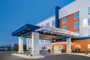 una representación de la parte delantera de un edificio hospitalario en Hampton Inn Bedford In, In en Bedford