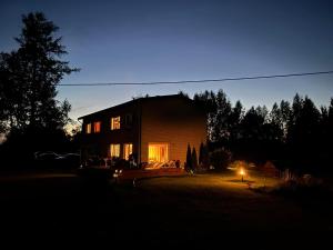 uma casa à noite com as luzes acesas em Valgemaja Majutus em Restu