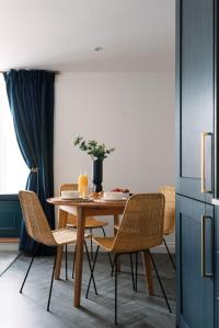 CRINGLE COTTAGE, The Lanes Cottages, Stokesley في ستوكيسلي: غرفة طعام مع طاولة وكراسي