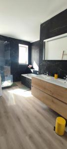 a bathroom with a tub and a sink and a bed at Bel appartement lumineux 3 chambres in Lay-Saint-Christophe