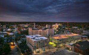 una vista aérea de una ciudad por la noche en Hilton Garden Inn Iowa City Downtown University en Iowa City