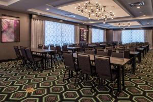 een vergaderzaal met tafels en stoelen en een kroonluchter bij Hampton Inn & Suites Winston-Salem Downtown in Winston-Salem