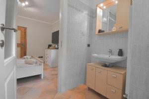 ein Badezimmer mit einem Waschbecken, einem WC und einem Waschbecken in der Unterkunft Baceno Room in Baceno