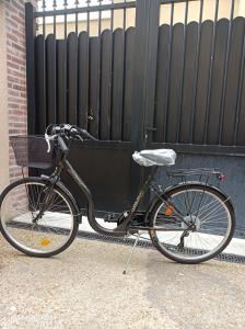 una bicicleta estacionada en una acera junto a un edificio en Le Mini Loft Montargis centre 1 à 4 personnes climatisation parking linge wifi freebox Netflix, Vélos en option, en Montargis