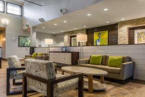una sala d'attesa con divani e tavolo di Hilton Vacation Club Mystic Dunes Orlando a Orlando