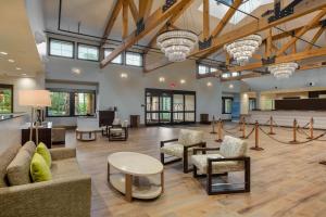 duży hol z krzesłami, stołami i oknami w obiekcie Hilton Vacation Club Mystic Dunes Orlando w Orlando