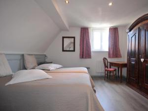 a bedroom with two beds and a desk and a window at Gîte Elouann familial spacieux calme in Ebersheim