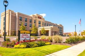 里奇兰Hampton Inn & Suites Ridgeland的建筑物前的标志