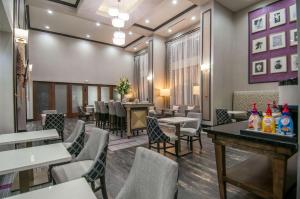 a restaurant with chairs and tables and a bar at Hampton Inn & Suites Ridgeland in Ridgeland