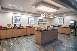 Hampton Inn & Suites Ridgeland的咖啡和沏茶工具