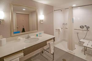 Hampton Inn & Suites Ridgeland的一间浴室