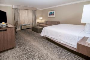 Hampton Inn & Suites Ridgeland客房内的一张或多张床位