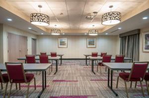 里奇兰Hampton Inn & Suites Ridgeland的一间会议室,配有桌椅和吊灯 更多37张照片