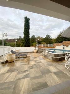 an indoor patio with a pool and a tree at Refúgio solar in Socorro
