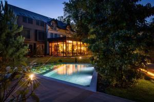 博希尼Boutique Hotel Sunrose 7 - Gourmet & SPA的一栋房子前面有游泳池