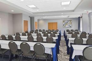 una sala de conferencias con mesas y sillas blancas en Hilton Garden Inn Jackson-Madison, en Madison