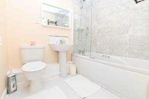 Bilik mandi di One Bedroom Apartment TCA-78